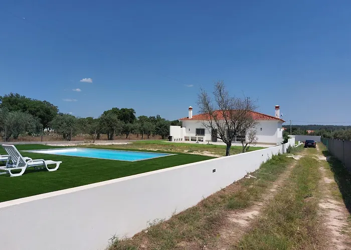 Monte Na Barragem De Montargil Com Piscina